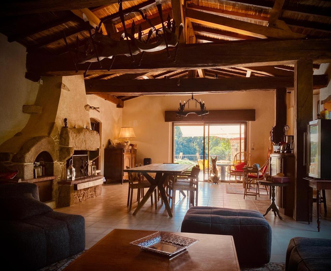 Le Moulin Du Guy, Proche Du Puy Dufou Bed & Breakfast Chanverrie Екстериор снимка