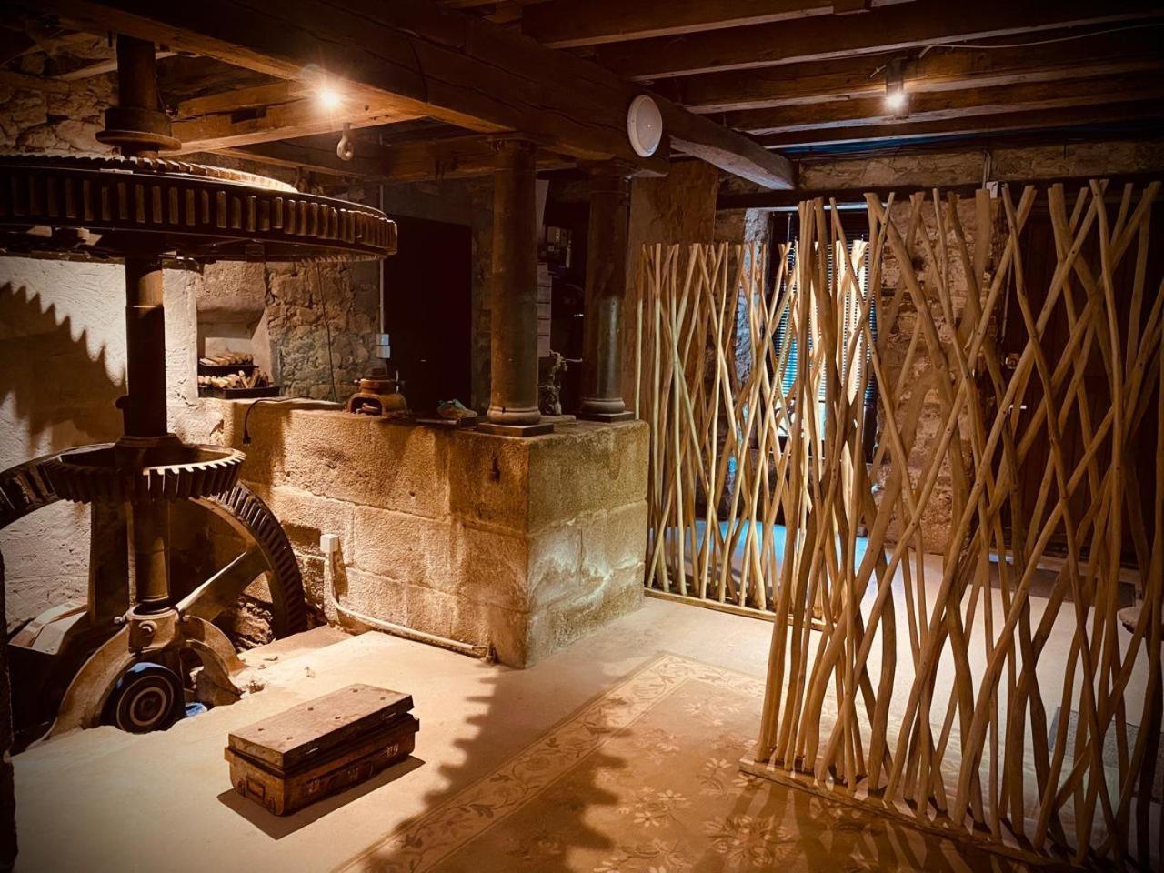 Le Moulin Du Guy, Proche Du Puy Dufou Bed & Breakfast Chanverrie Екстериор снимка