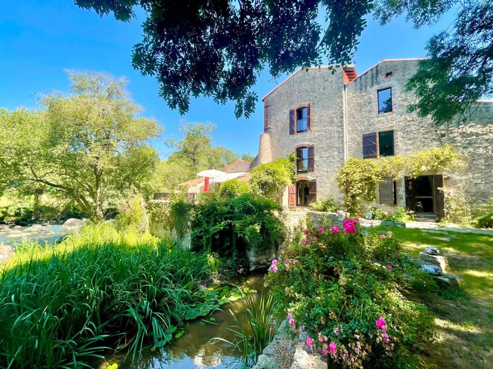 Le Moulin Du Guy, Proche Du Puy Dufou Bed & Breakfast Chanverrie Екстериор снимка