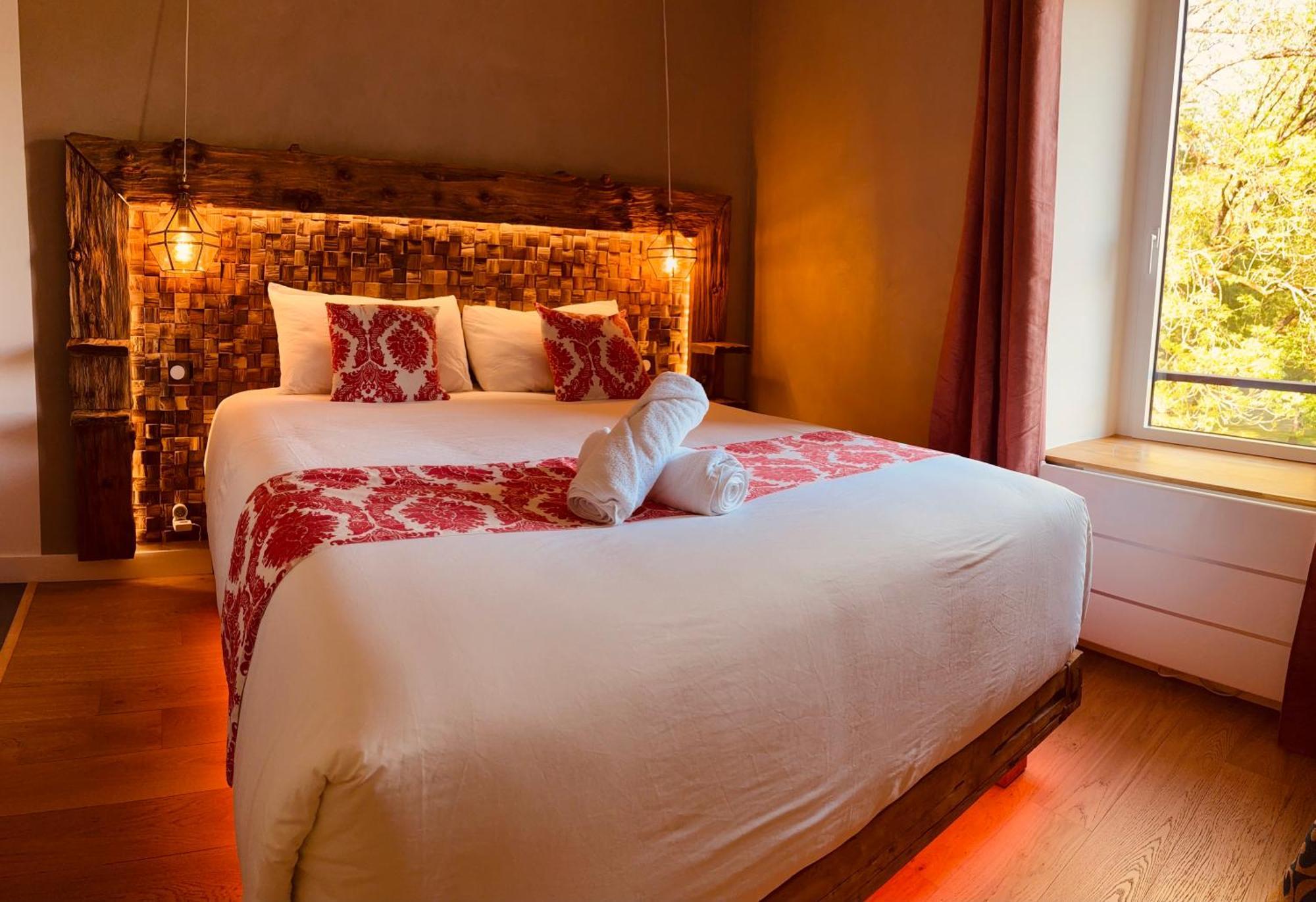 Le Moulin Du Guy, Proche Du Puy Dufou Bed & Breakfast Chanverrie Екстериор снимка