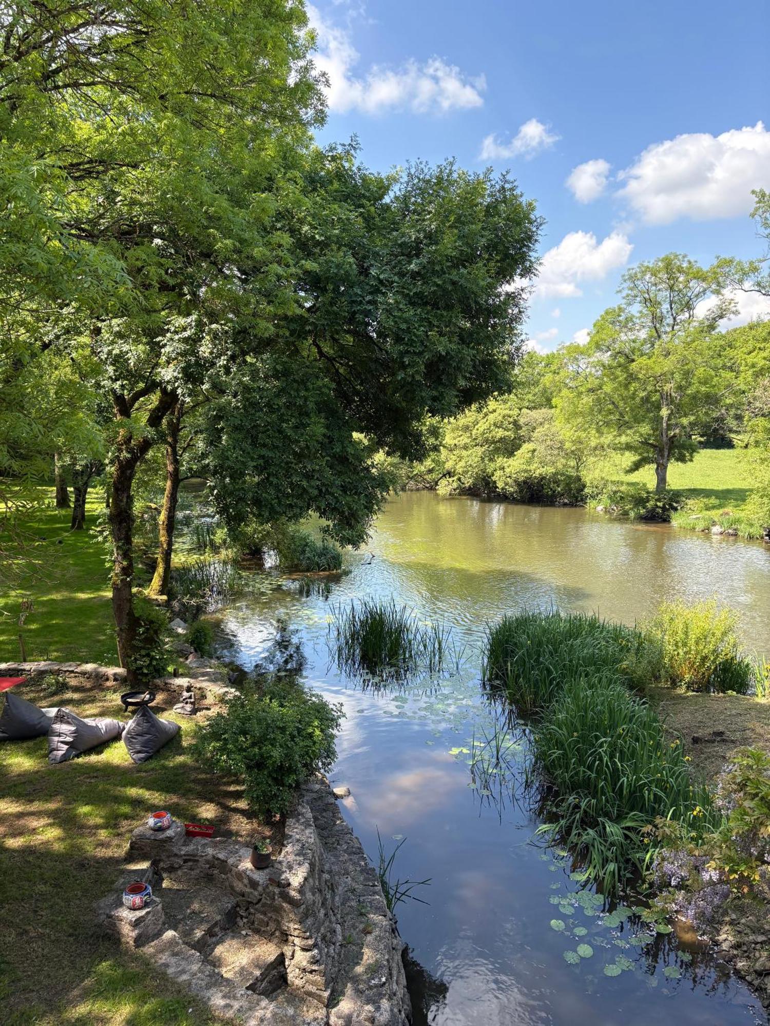Le Moulin Du Guy, Proche Du Puy Dufou Bed & Breakfast Chanverrie Екстериор снимка